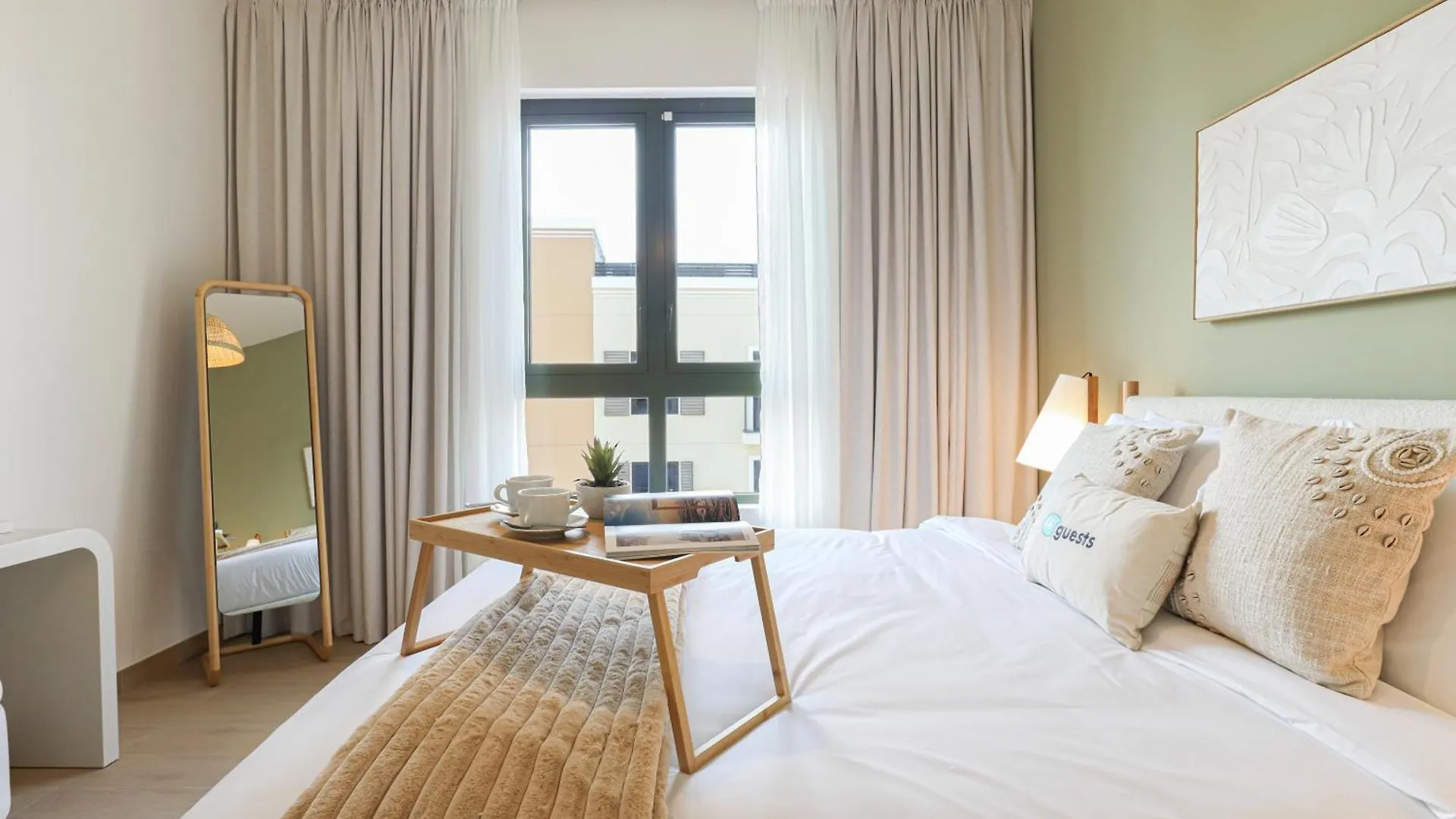 Apartment Higuests - Coastal Chic Luxurious Retreat At Port De La Mer Dubai