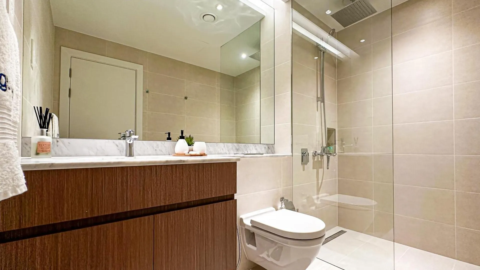 Higuests - Coastal Chic Luxurious Retreat At Port De La Mer Dubai Apartment