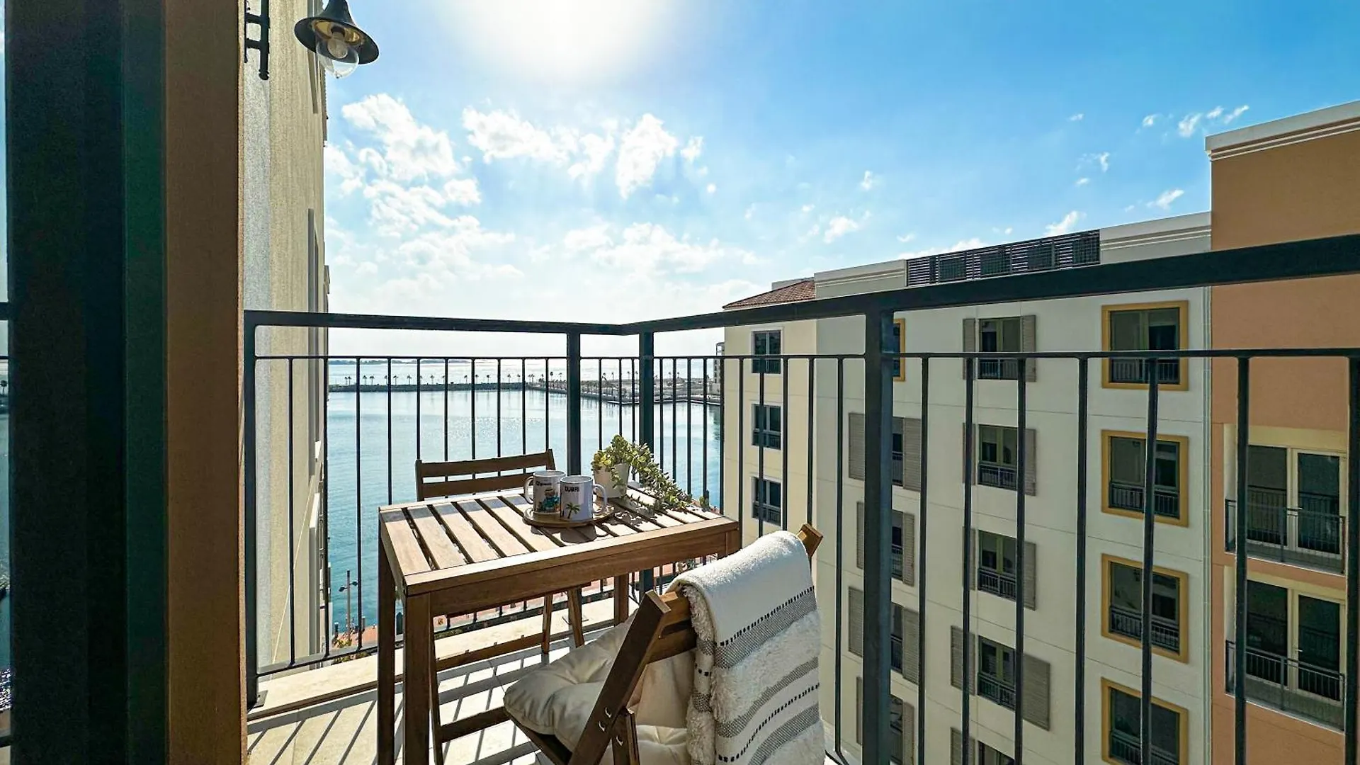 Higuests - Coastal Chic Luxurious Retreat At Port De La Mer Dubai United Arab Emirates